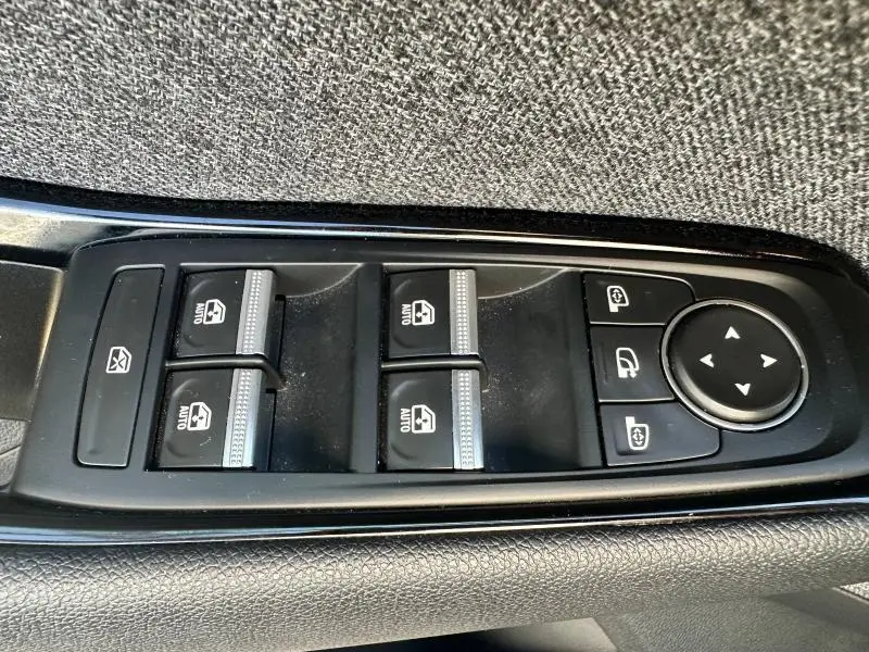 Panneau de commandes des vitres électriques et rétroviseurs côté conducteur du Renault Espace gris schiste 2024.