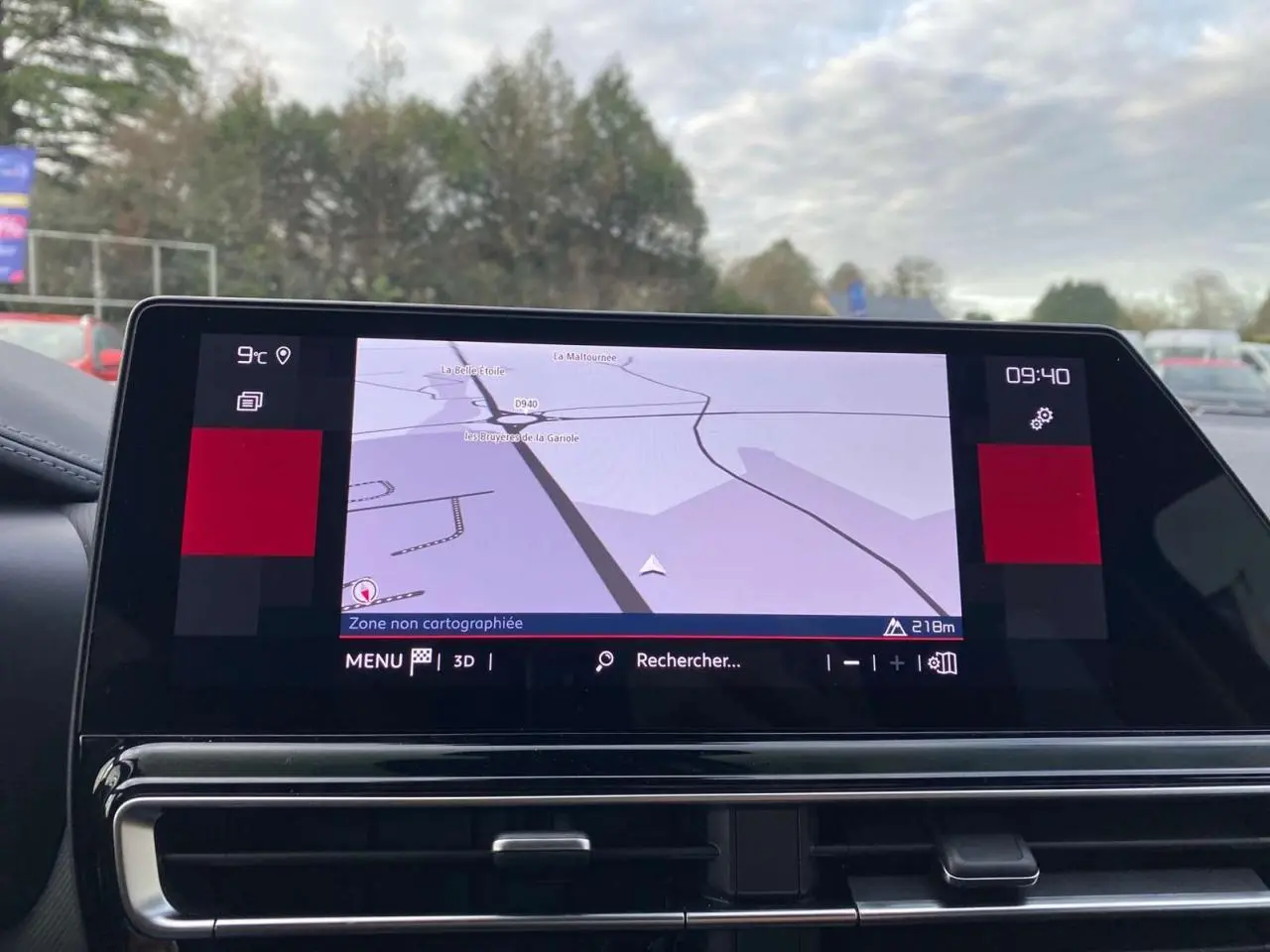 Écran tactile de navigation 10 pouces du Citroën C5 Aircross 2025, affichant une carte avec menu et options visibles.