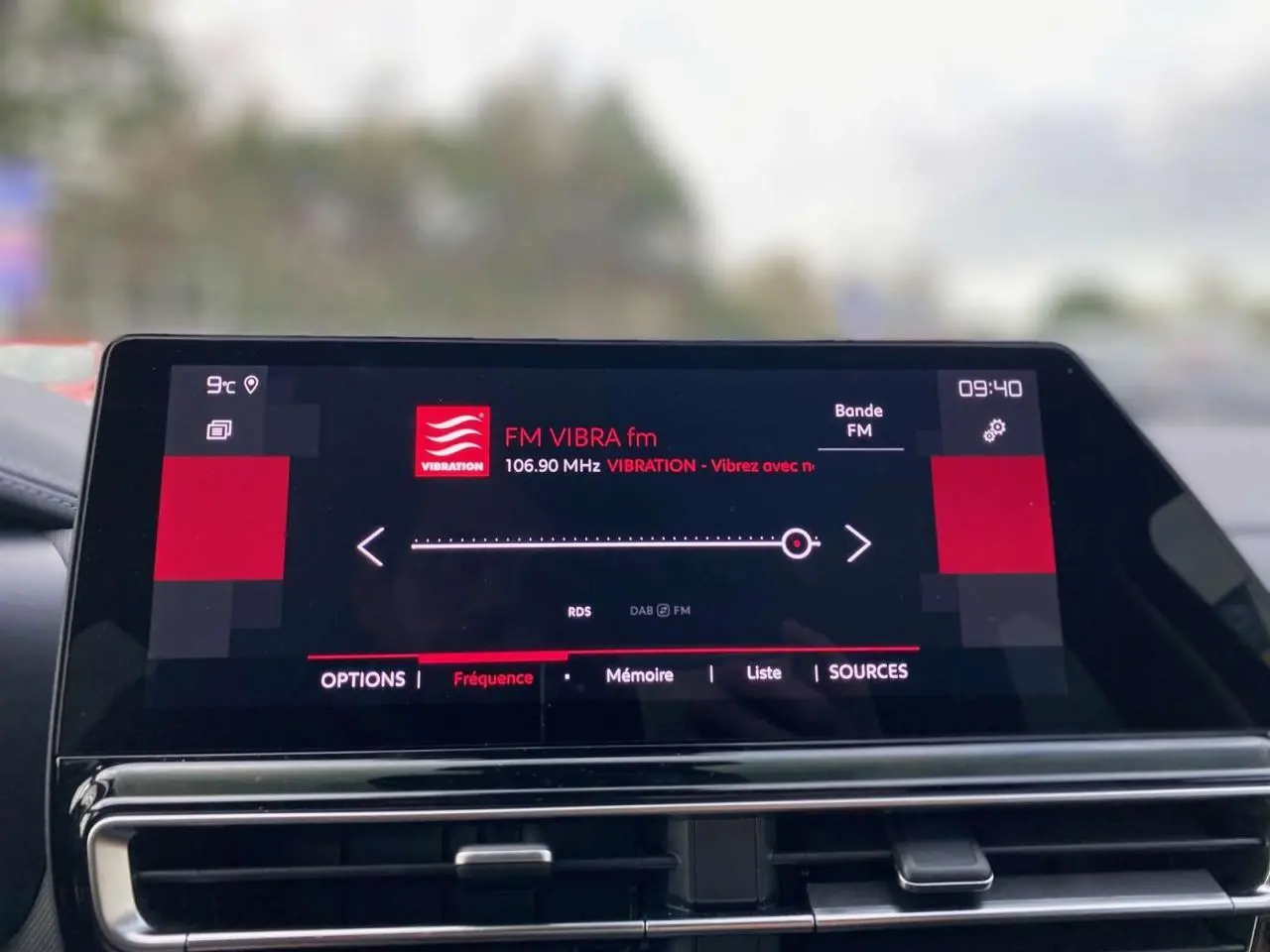 Écran tactile 10'' du système de navigation du Citroën C5 Aircross bleu Eclipse, affichant une radio FM.