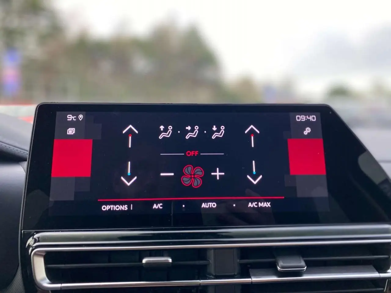 Écran tactile 10 pouces du système de climatisation automatique bi-zone du Citroën C5 Aircross 2025.