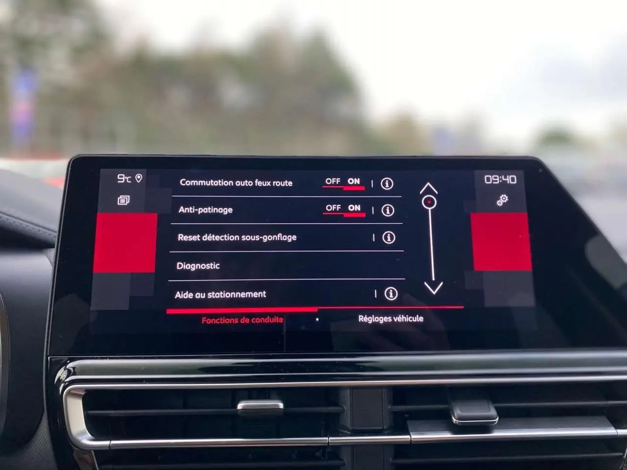Écran tactile du système de navigation de la Citroën C5 Aircross 2025 affichant les réglages d’aide à la conduite.