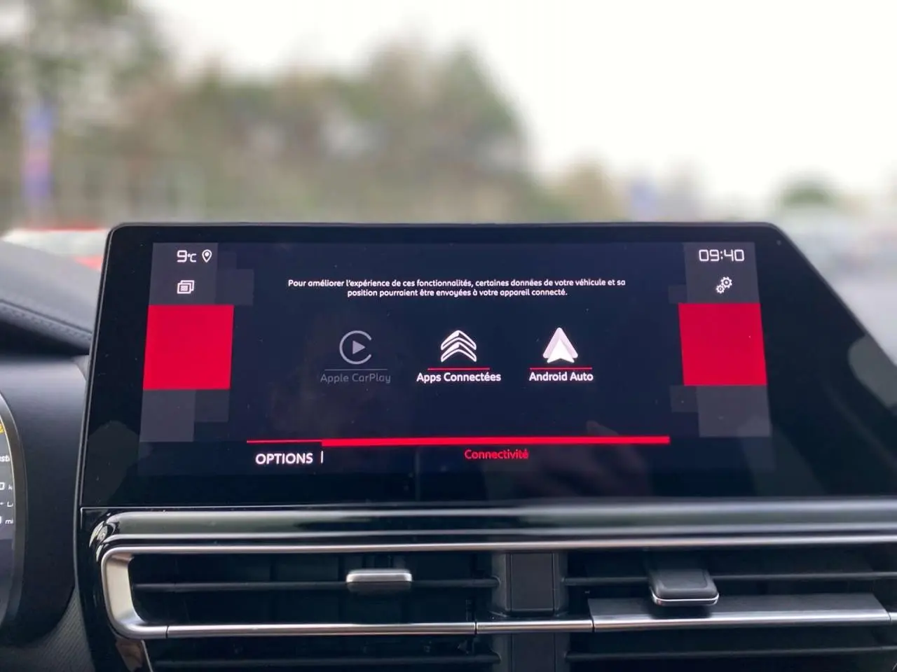 Écran tactile 10 pouces du système de navigation du Citroën C5 Aircross bleu Eclipse, vue intérieure frontale.