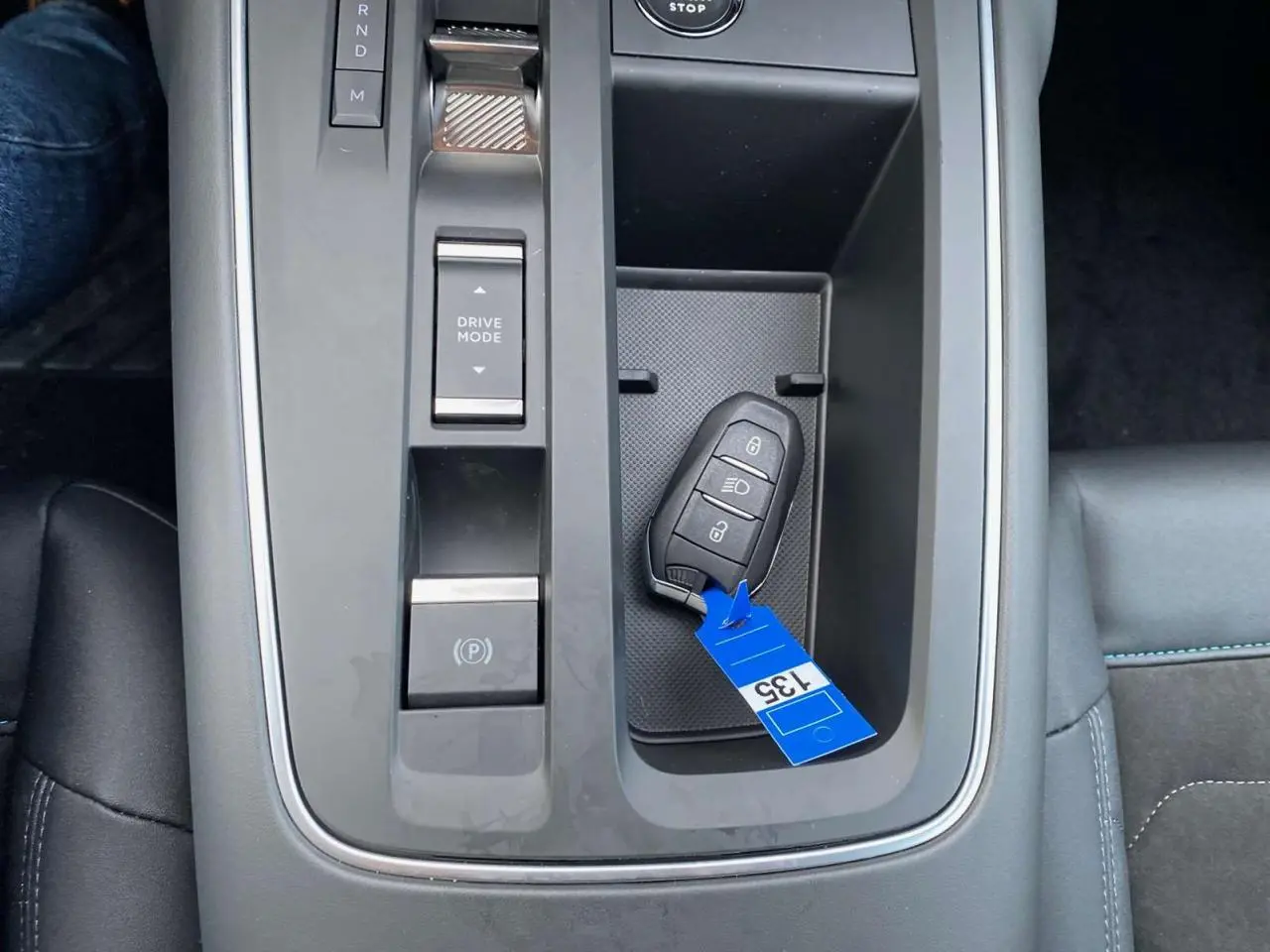 Vue rapprochée de la console centrale du Citroën C5 Aircross 2025 avec clé de contact et commandes de boîte auto.