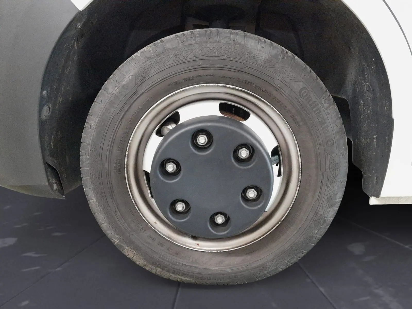 Gros plan sur la roue avant droite du Renault Master blanc 2024, mettant en valeur la jante acier et le pneu Continental.