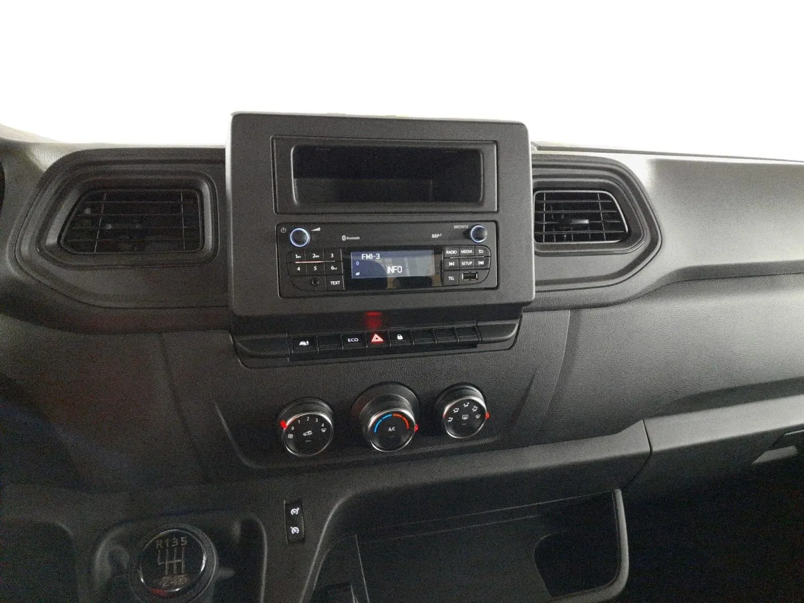 Tableau de bord du Renault Master 2024 en vue frontale, avec commandes manuelles et système audio intégré.