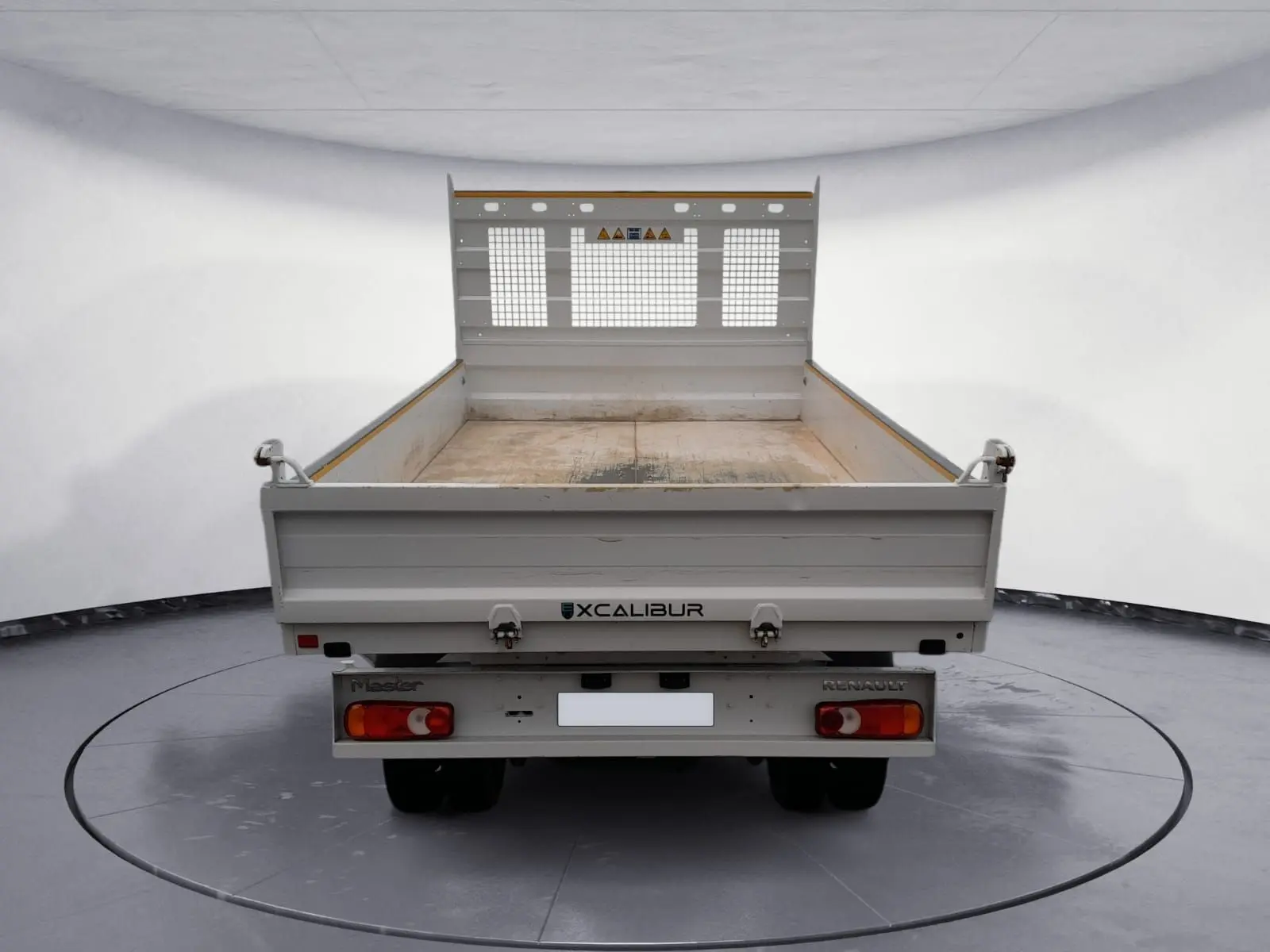 Vue arrière d’une benne blanche Renault Master 2024 avec plateau en bois et grille de protection métallique.