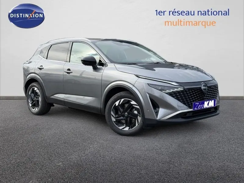 Nissan Qashqai Hybrid e-POWER 205ch N-Connecta gris Squale métallisé, vue 3/4 avant droit avec jantes alu noires et grises.