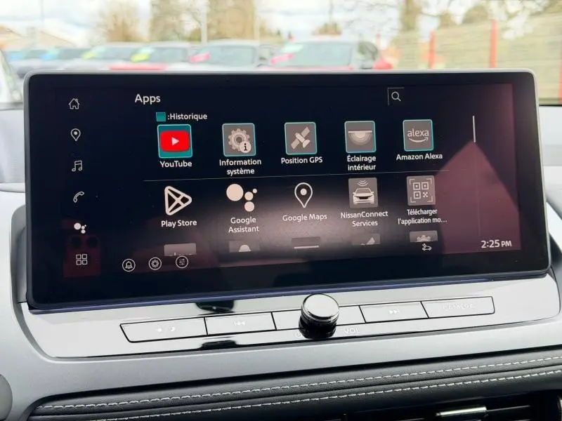 Écran tactile central du Nissan Qashqai Hybrid e-POWER 2025, affichant les applications connectées, intérieur gris.