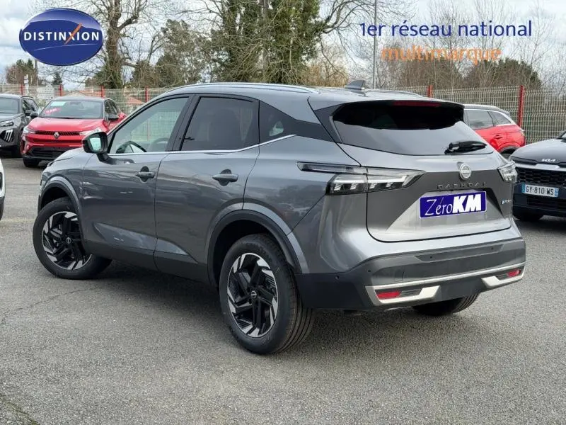Vue 3/4 arrière droite du Nissan Qashqai Hybrid e-POWER 205ch N-Connecta gris Squale métallisé avec jantes noires distinctives.