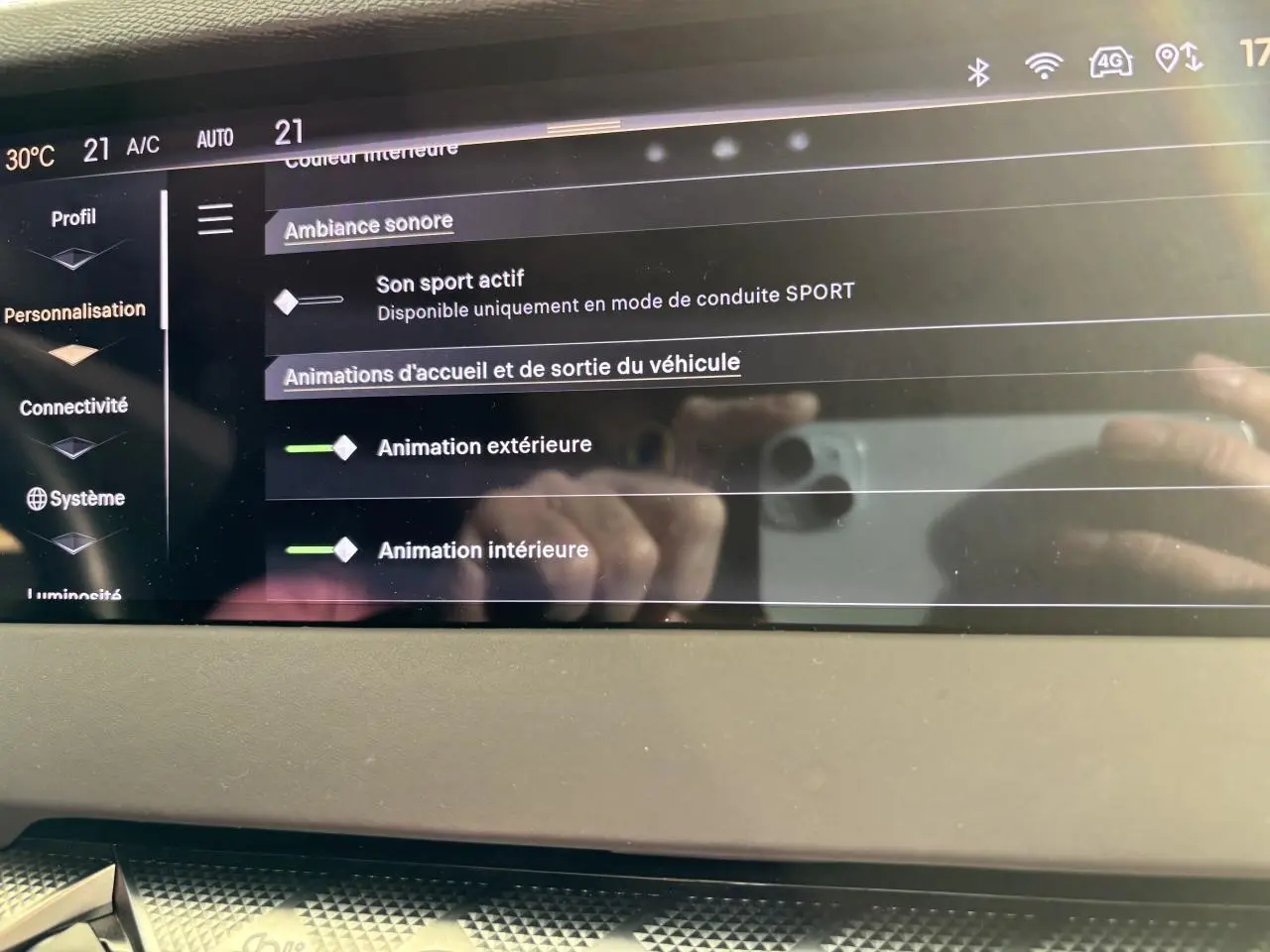 Écran tactile intérieur du DS4 E-Tense 2023 affichant les réglages d'ambiance sonore et animations du véhicule.