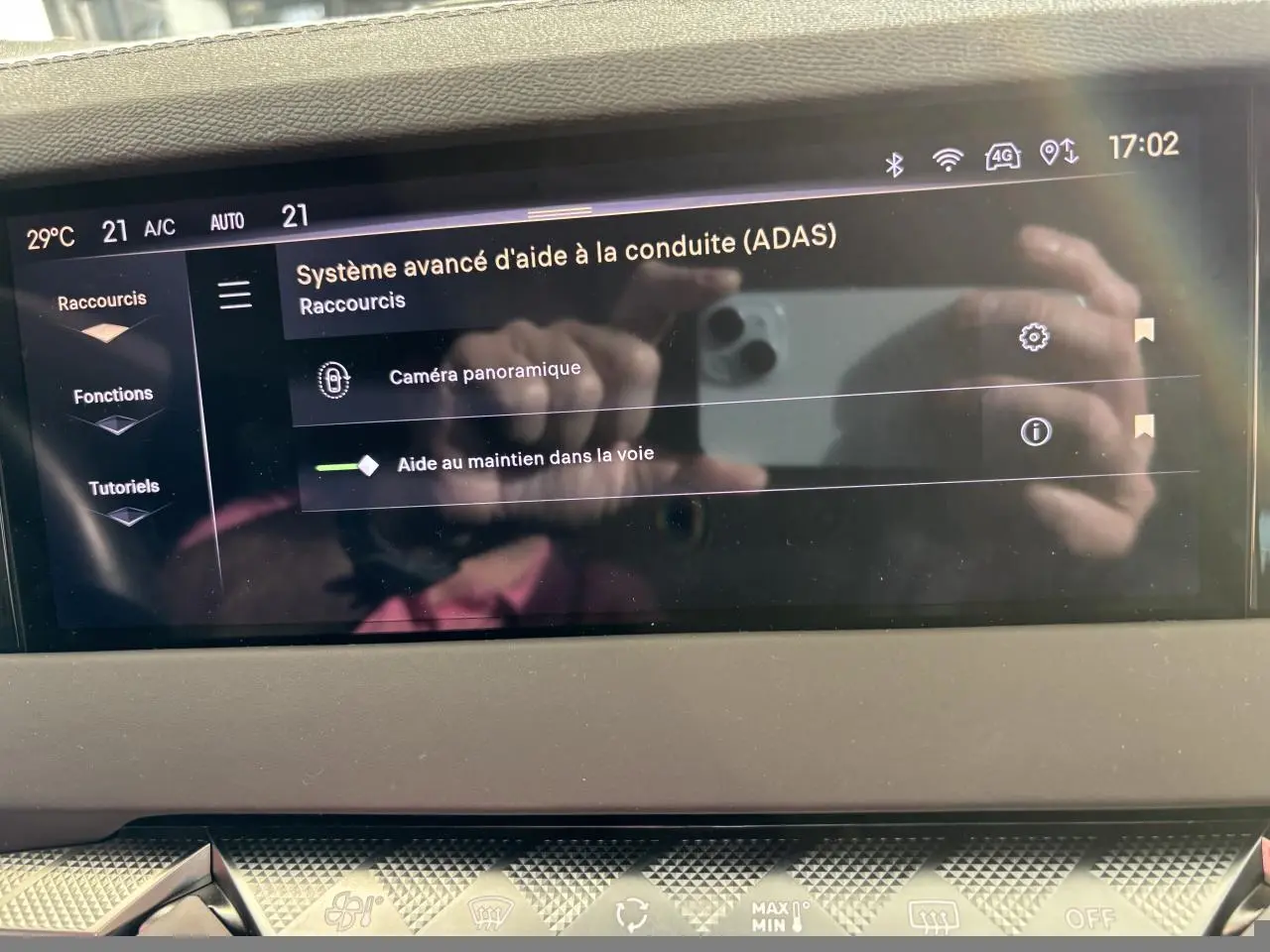 Écran tactile intérieur affichant le système d'aide à la conduite ADAS sur DS4 E-Tense 2023, vue rapprochée.