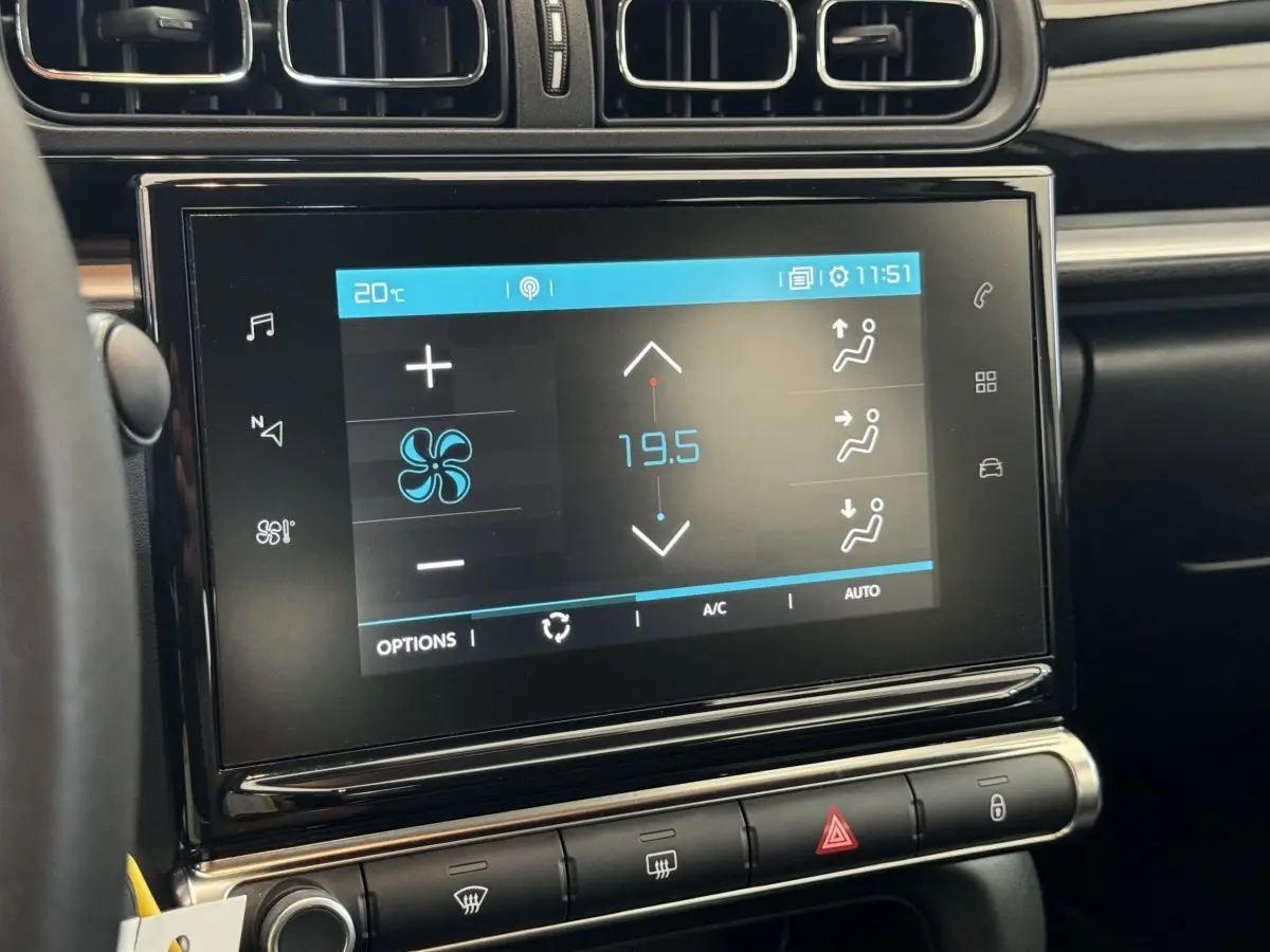Écran tactile central affichant la climatisation à 19,5°C dans l'habitacle d'une Citroën C3 gris foncé.