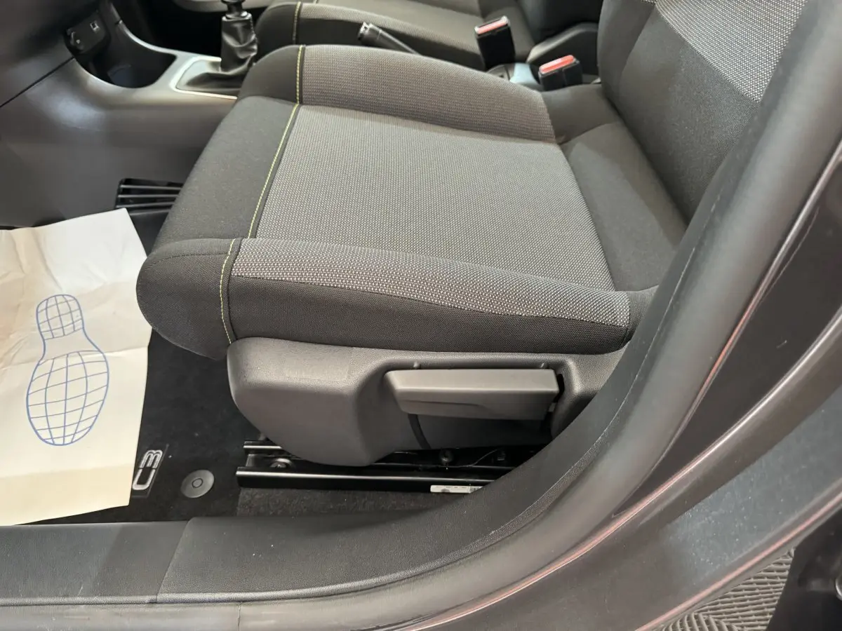 Vue rapprochée du siège avant droit gris foncé de la Citroën C3 2020 avec réglage manuel et tapis de sol noir.