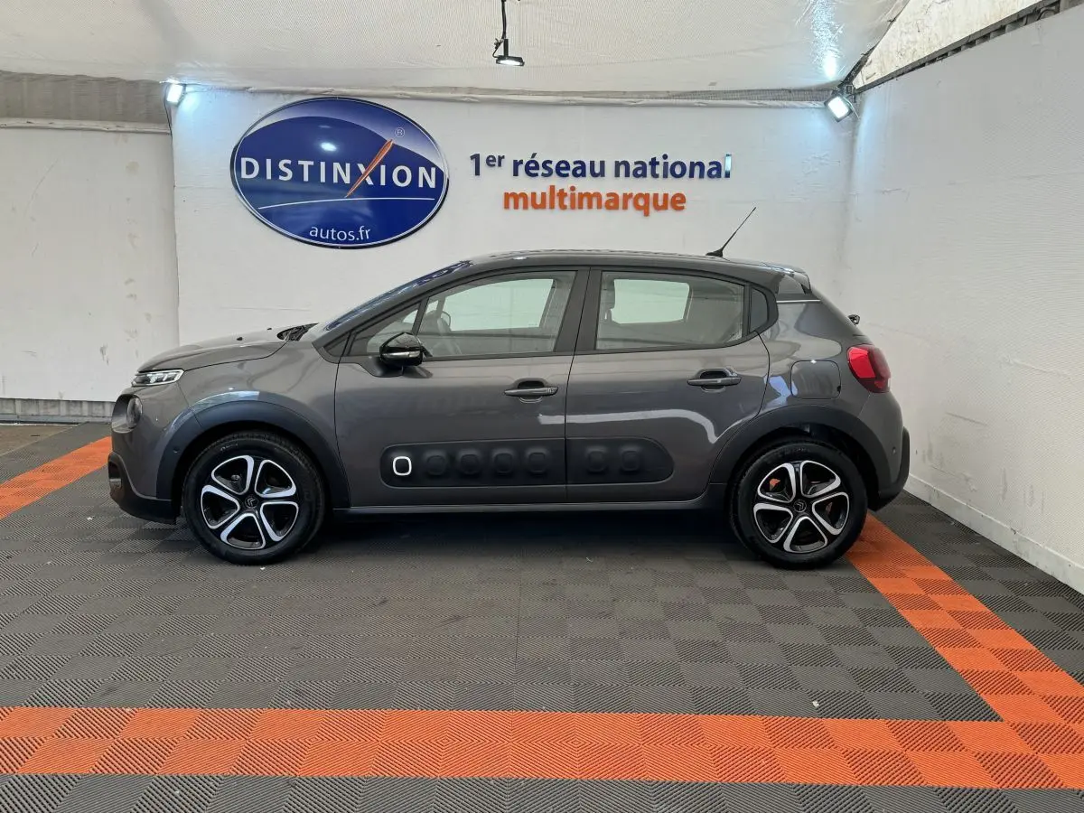 Profil droit d'une Citroën C3 gris foncé avec protections latérales noires et jantes originales en alliage.