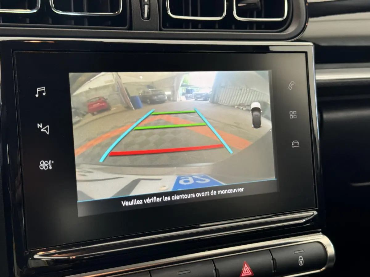 Écran tactile intérieur montrant la caméra de recul avec guidage coloré dans une Citroën C3 gris foncé.