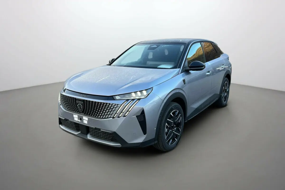 Peugeot 3008 Hybrid 145 GT Alcantara gris artense avec toit noir, vue 3/4 avant mettant en valeur la calandre distinctive.