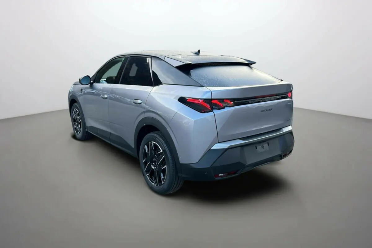 Peugeot 3008 Hybrid 145 GT Alcantara gris artense toit noir, vue 3/4 arrière côté gauche, jantes alu 19 pouces.