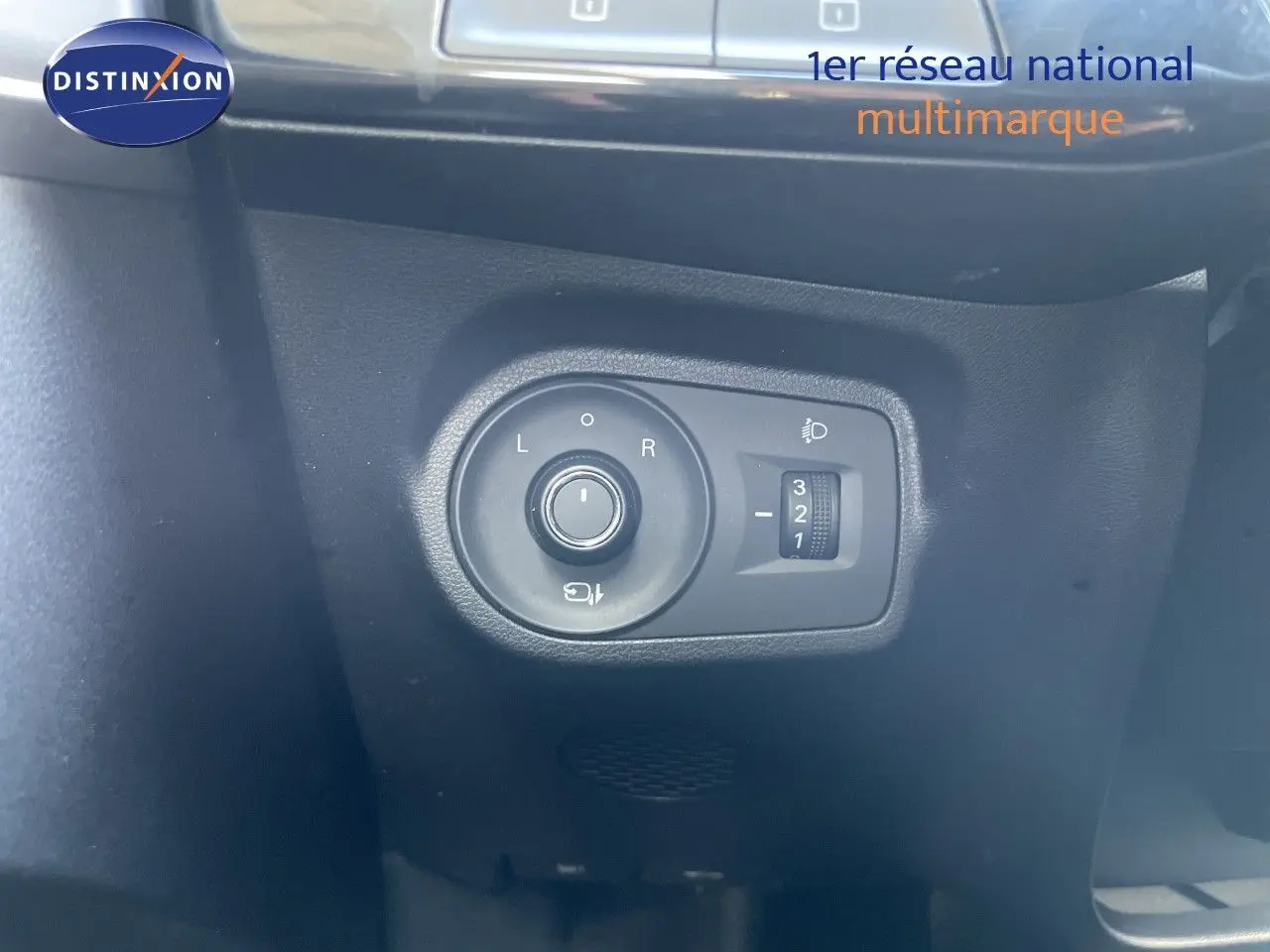 Gros plan sur le réglage des rétroviseurs côté gauche dans l’habitacle du MG3 1.5L Hybrid+ 2025 couleur bleu Como.