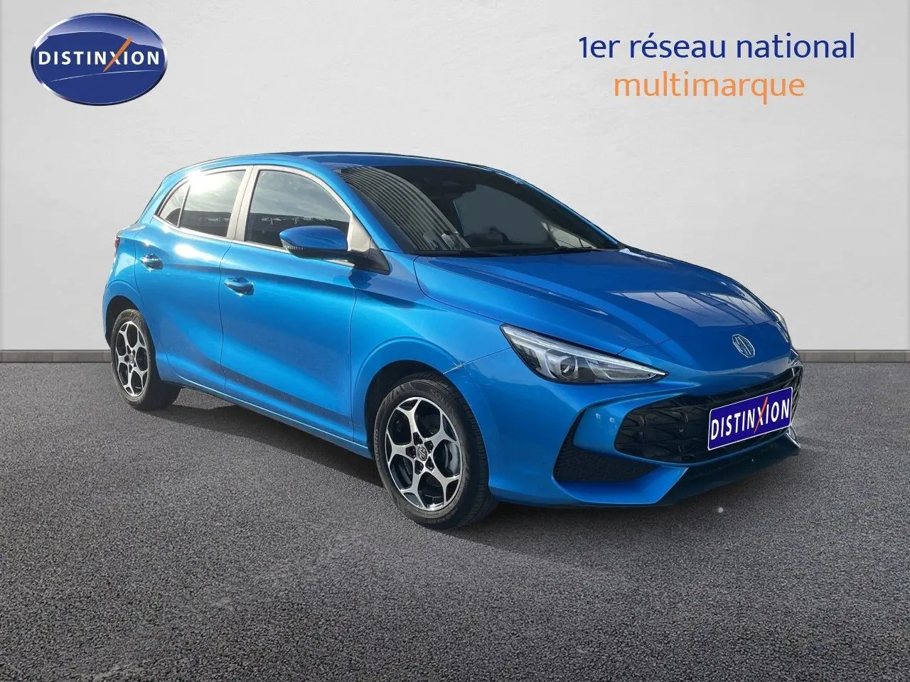 Vue 3/4 avant droite de la MG3 1.5L Hybrid+ 195CH en bleu Como Metal avec jantes alliage et calandre noire.