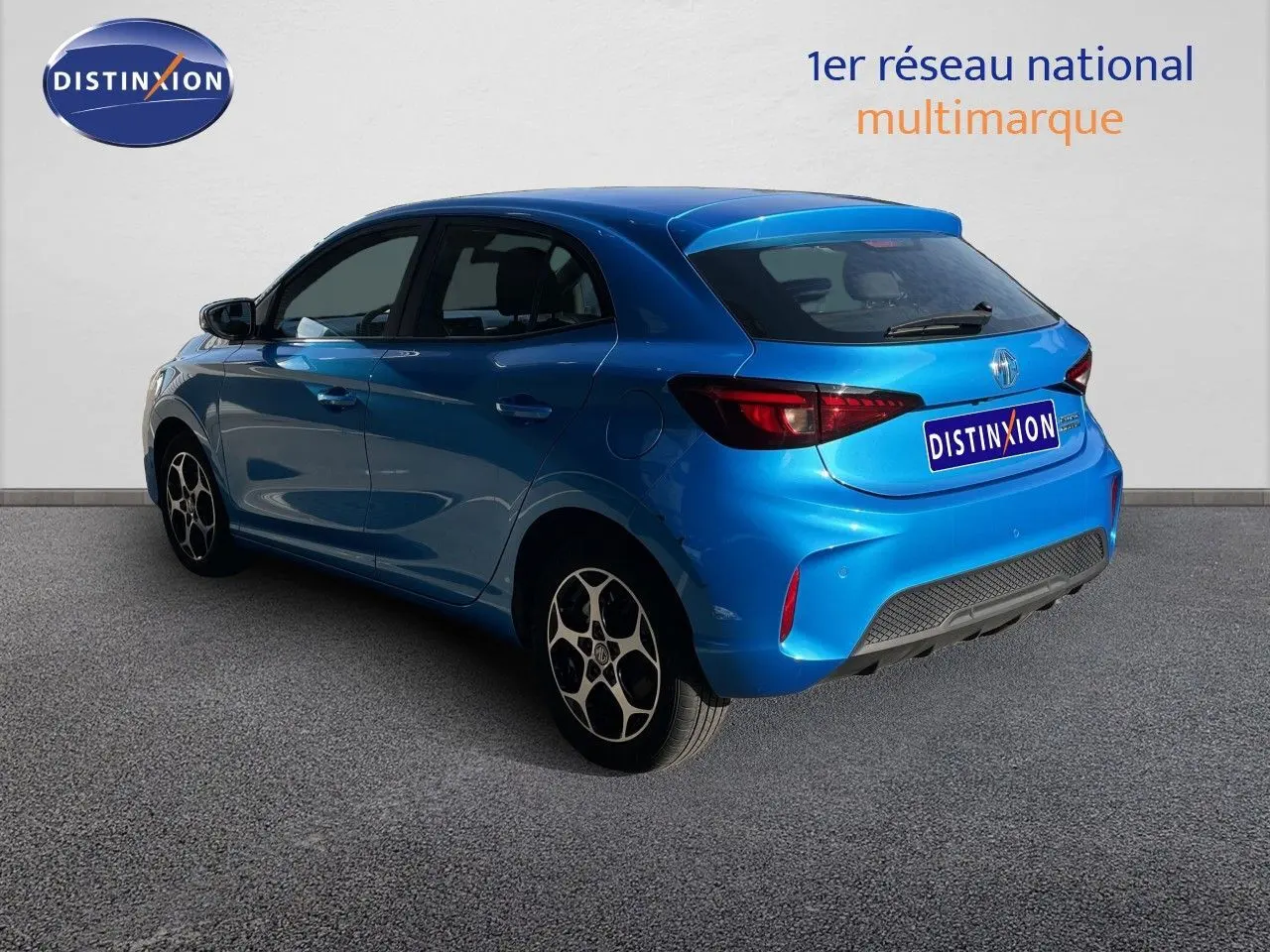 Vue 3/4 arrière droite de la MG3 1.5L Hybrid+ 195CH en bleu Como Metal avec jantes originales et feux arrière LED.
