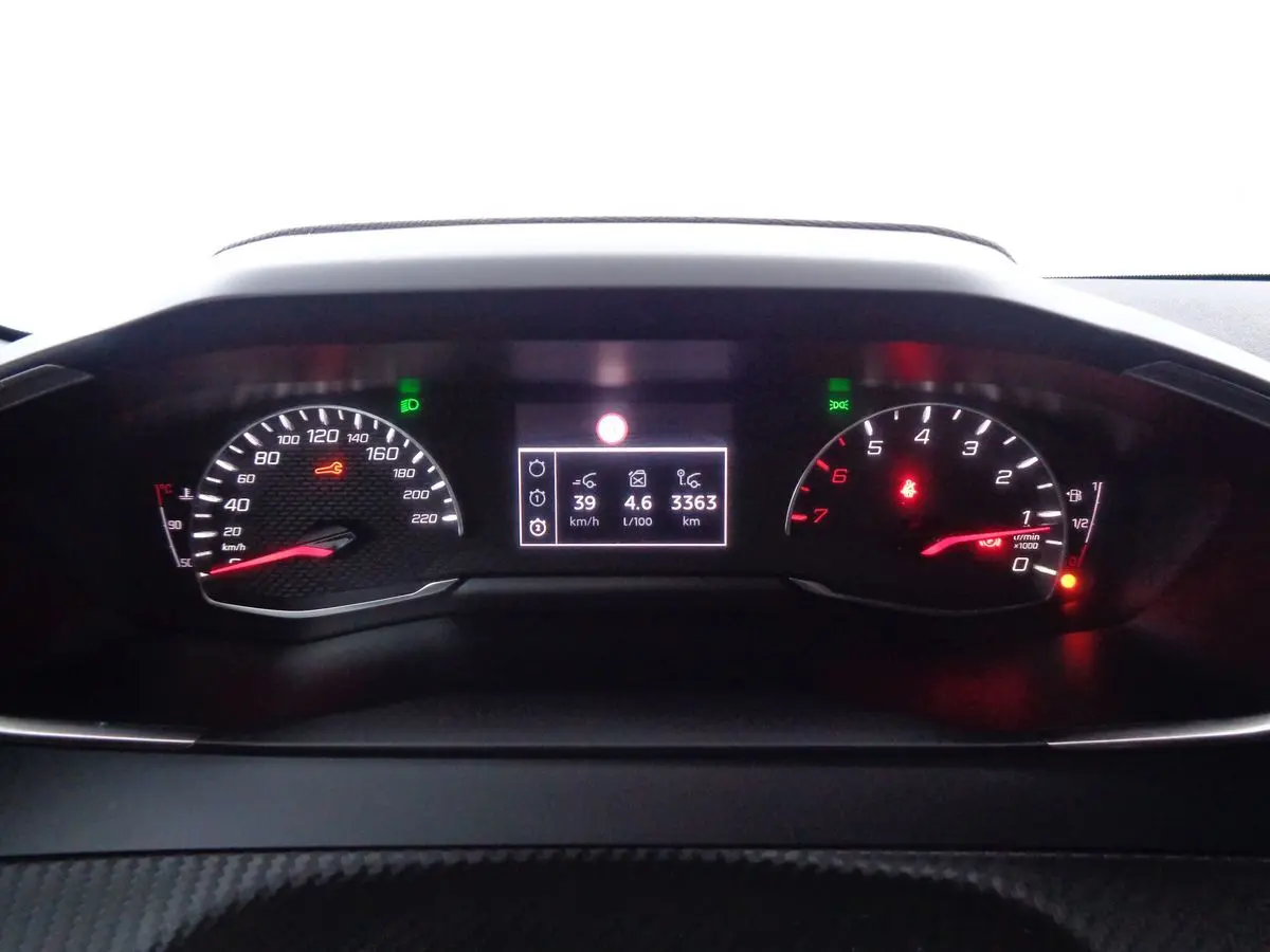 Tableau de bord numérique de Peugeot 208 diesel 2020, affichant vitesse, régime moteur et informations de conduite.