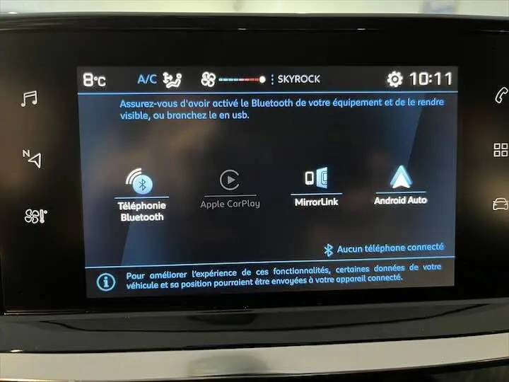 Écran tactile multimédia de la Peugeot 208 rouge Elixir Metal affichant les options Bluetooth, Apple CarPlay, MirrorLink et Android Auto.