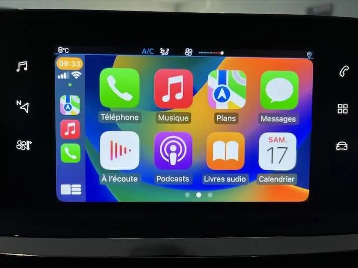 Écran tactile multimédia de la Peugeot 208 affichant les applications téléphone, musique et navigation, intérieur moderne.
