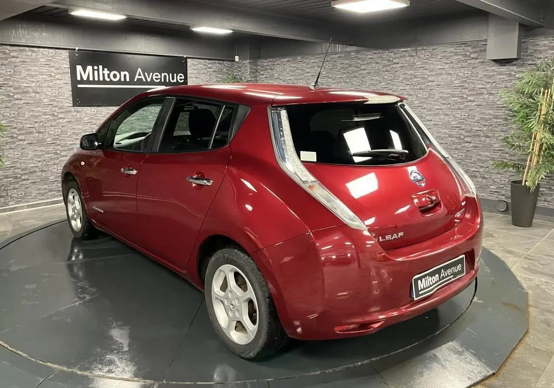 Vue 3/4 arrière droite d'une Nissan Leaf 30 2017 rouge métallisée, avec feux arrière verticaux et jantes argentées.