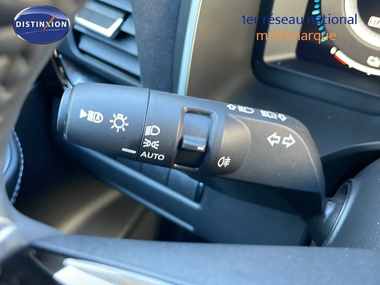 Gros plan sur la manette des feux et clignotants du Nissan Qashqai 1.5 VCT E-POWER, intérieur noir.