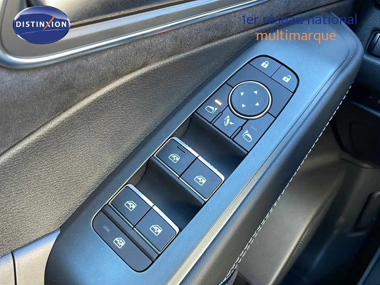 Détail des commandes de lève-vitres et rétroviseurs côté gauche intérieur du Nissan Qashqai blanc nacré toit noir.