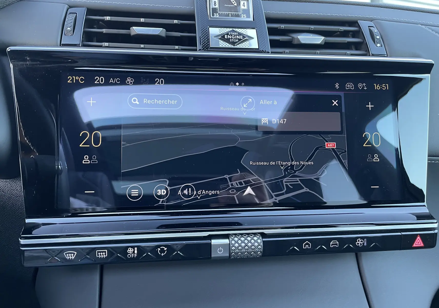 Vue rapprochée de l'écran tactile central du DS7 2024 noir Perla Nera affichant la navigation et la climatisation à 20°C.
