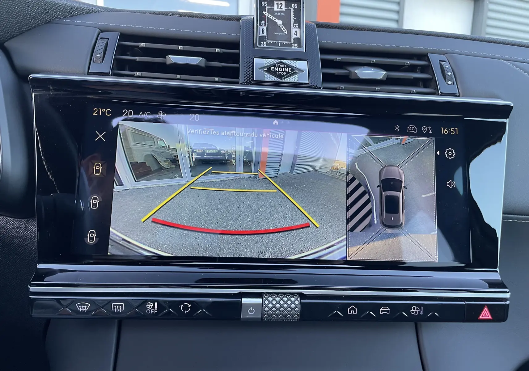 Écran central du DS7 2024 noir Perla Nera montrant la caméra de recul et la vue 360° du stationnement.