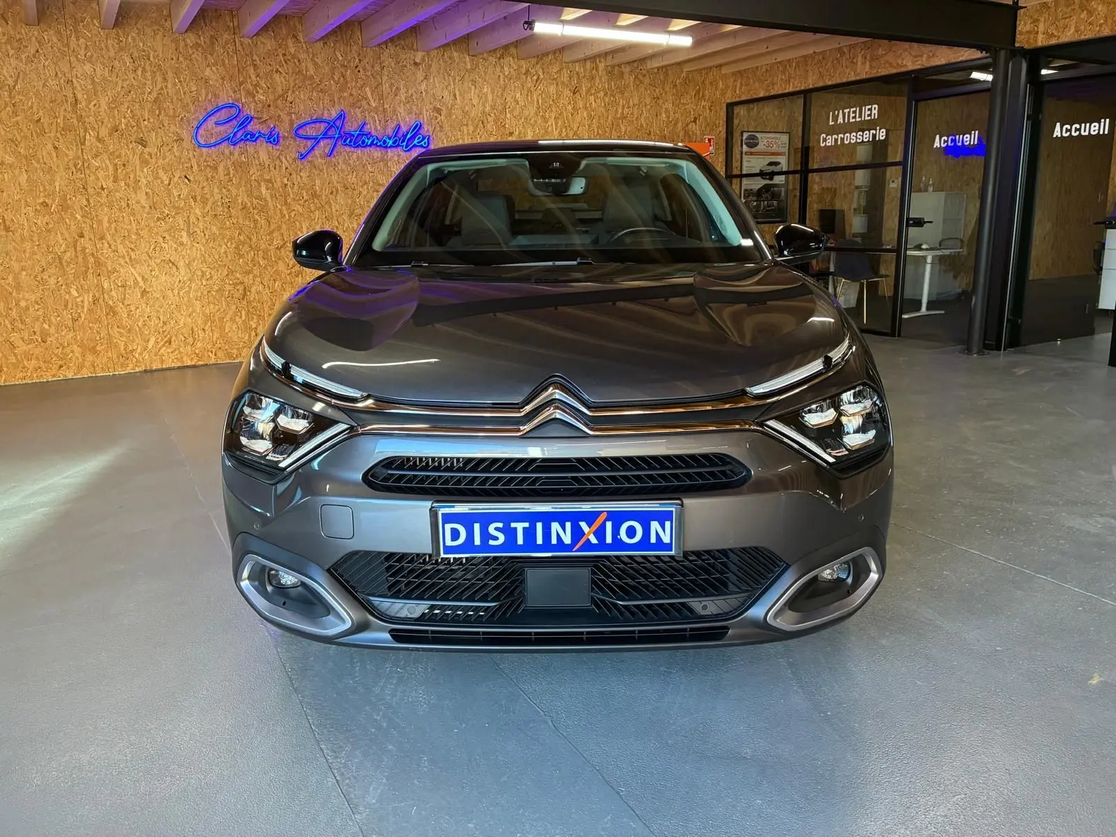 Vue frontale d'une Citroën C4 X gris métallisé 2024, avec calandre distinctive et éclairage LED moderne.