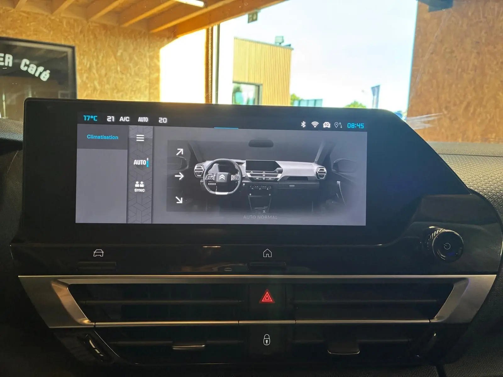 Vue rapprochée de l’écran tactile central du tableau de bord du Citroën C4 X gris, affichant les réglages de climatisation.