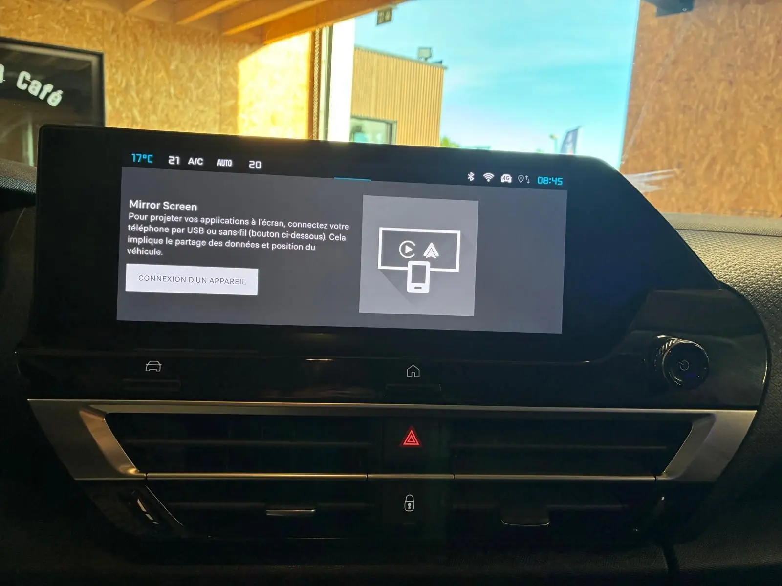 Écran tactile central allumé du tableau de bord intérieur gris-noir de la Citroën C4 X 2024.