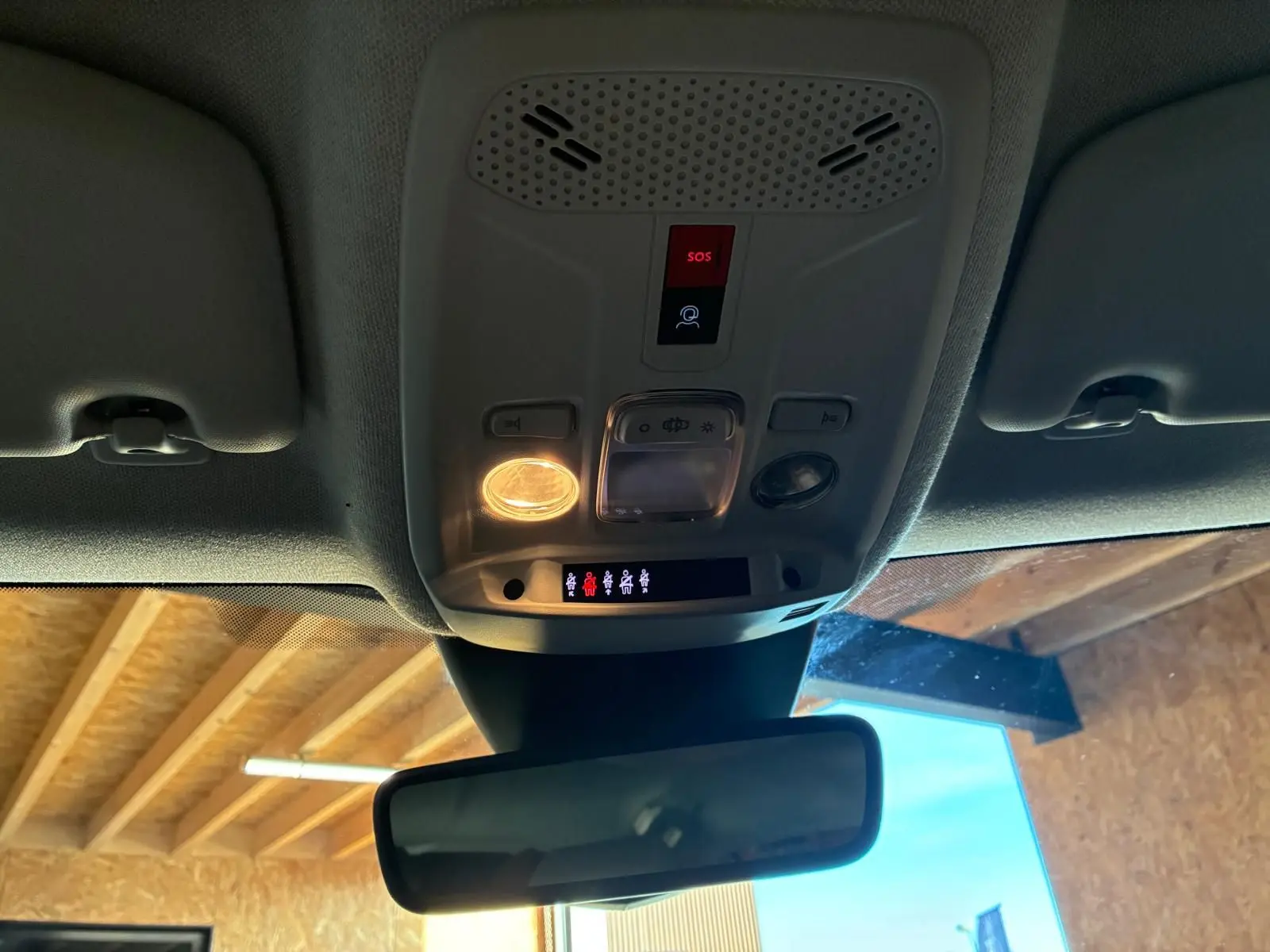 Vue intérieure du plafonnier avant avec éclairage et boutons de commande dans une Citroën C4 X gris 2024.