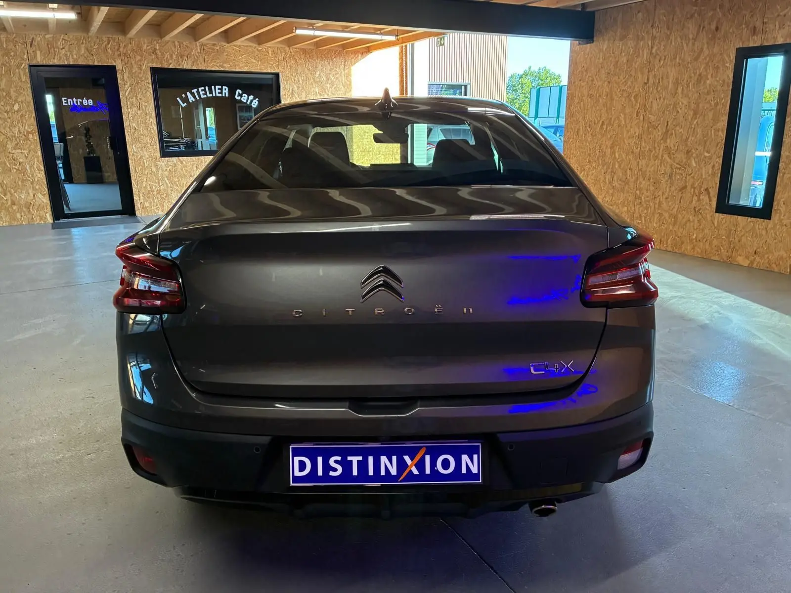 Vue arrière d'une Citroën C4 X gris foncé 2024, avec feux arrière LED et logo distinctif sur le hayon.