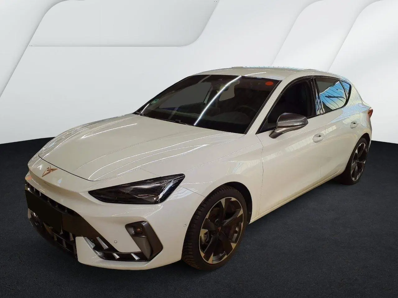 Vue 3/4 avant d'une CUPRA Leon blanc Nevada avec jantes alliage 18 pouces et vitres arrière surteintées.