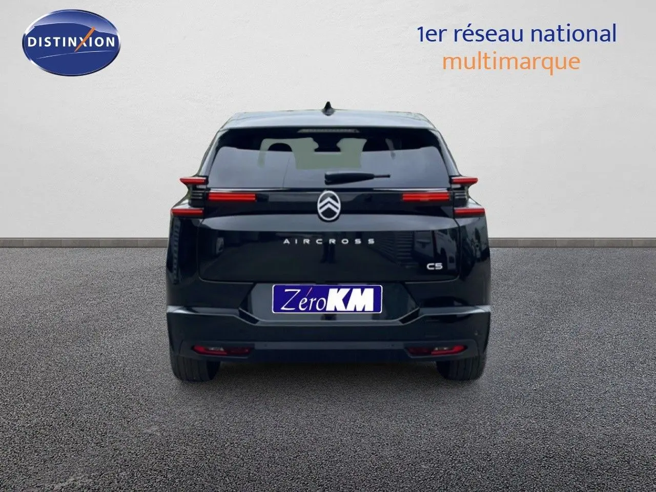Vue arrière du Citroën C5 Aircross noir Perla Nera métallisé, mettant en valeur ses feux horizontaux distinctifs.