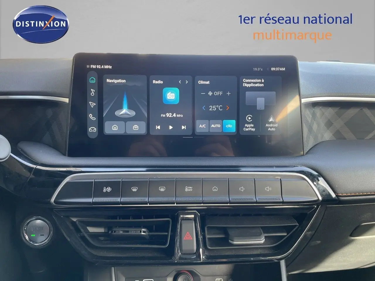 Vue rapprochée du tableau de bord de la MG3 1.5L Hybrid+ 2024 avec écran tactile et commandes climatisation.