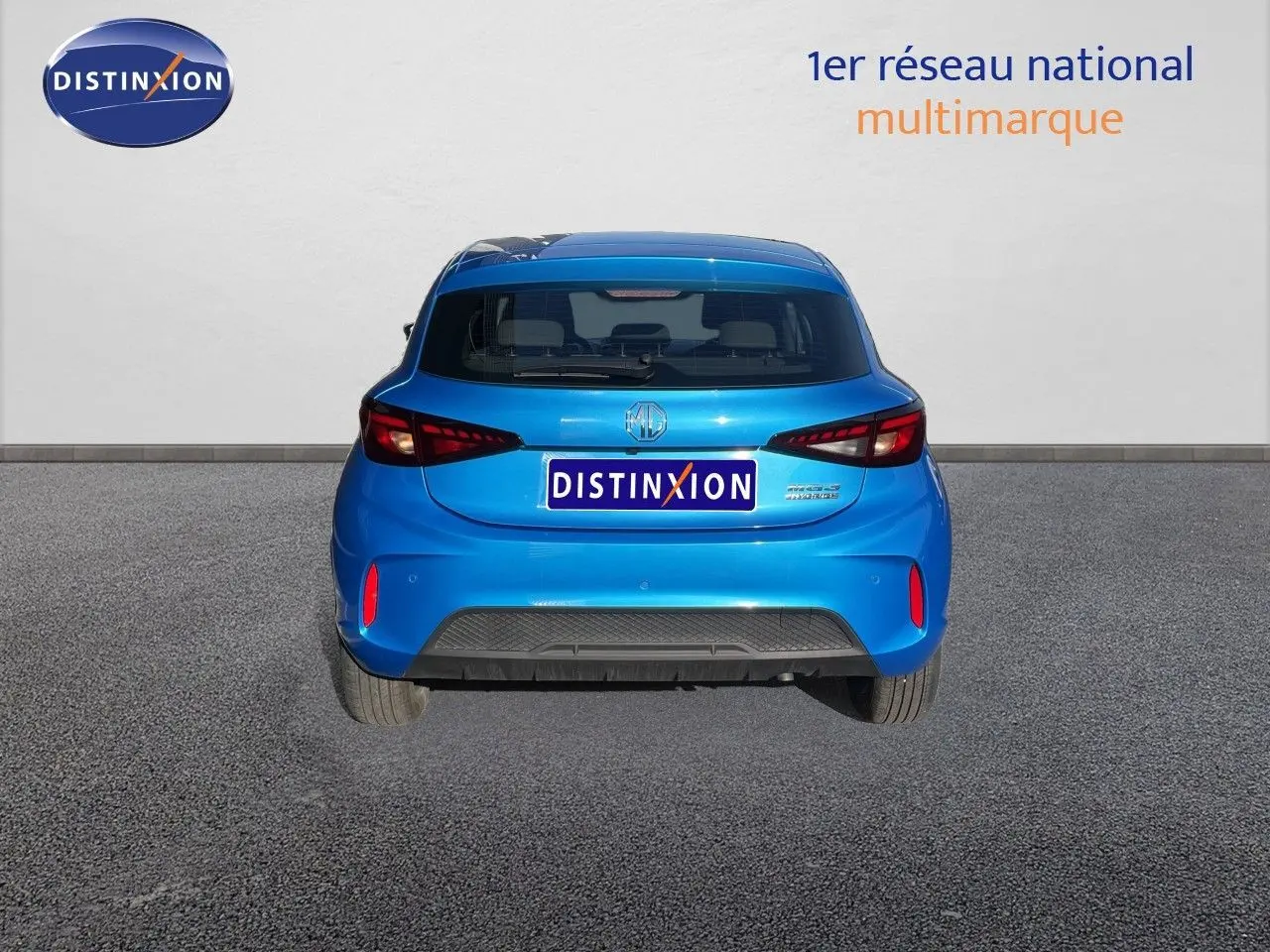 Vue arrière d'une MG3 1.5L Hybrid+ 195ch Comfort bleu como, avec feux arrière LED et logo MG visible.