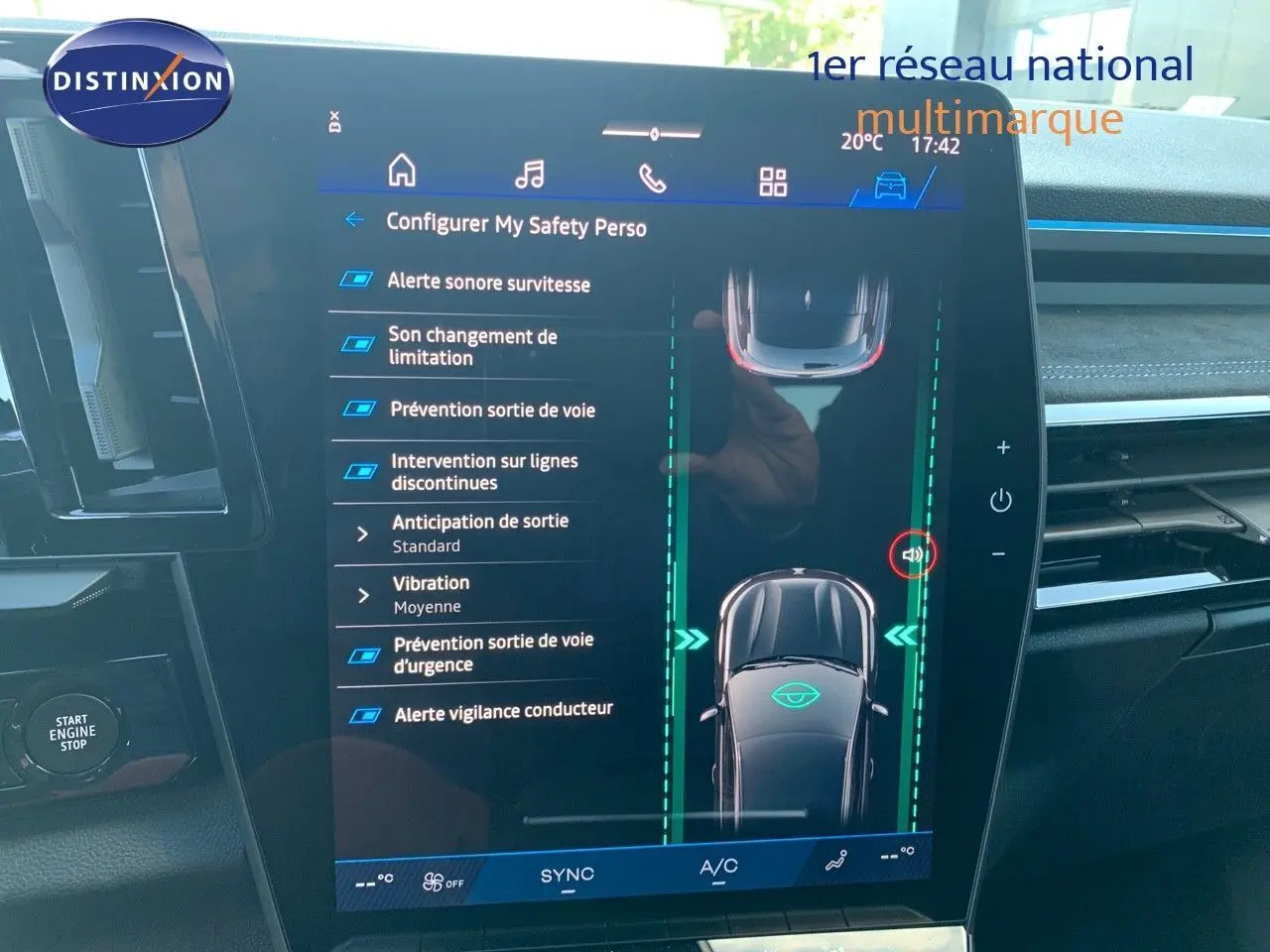 Écran tactile central du tableau de bord du Renault Austral 2024 montrant les options d'aide à la conduite et sécurité.