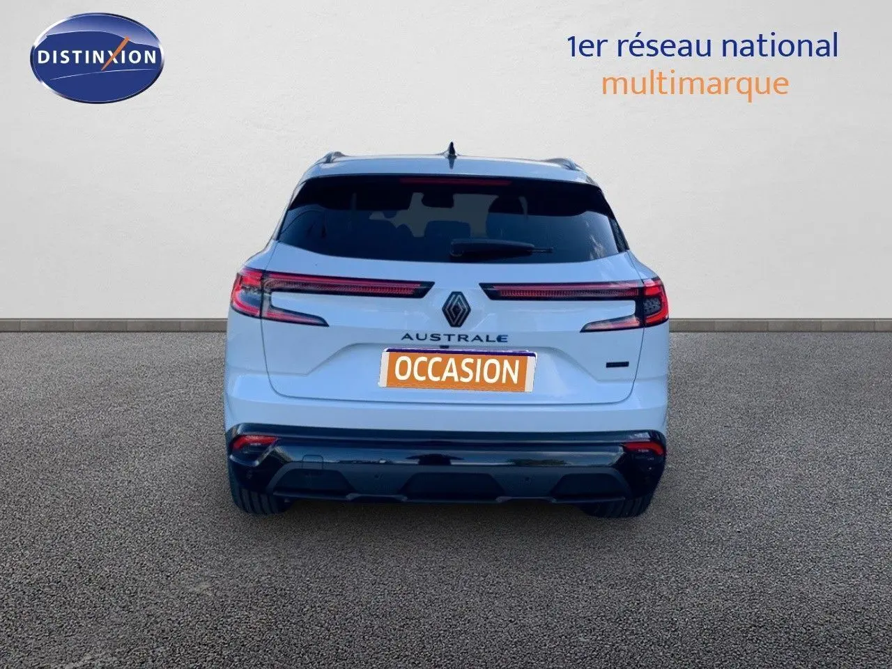 Vue arrière d'un Renault Austral blanc métal avec toit noir, version hybride 2024, sur fond neutre.