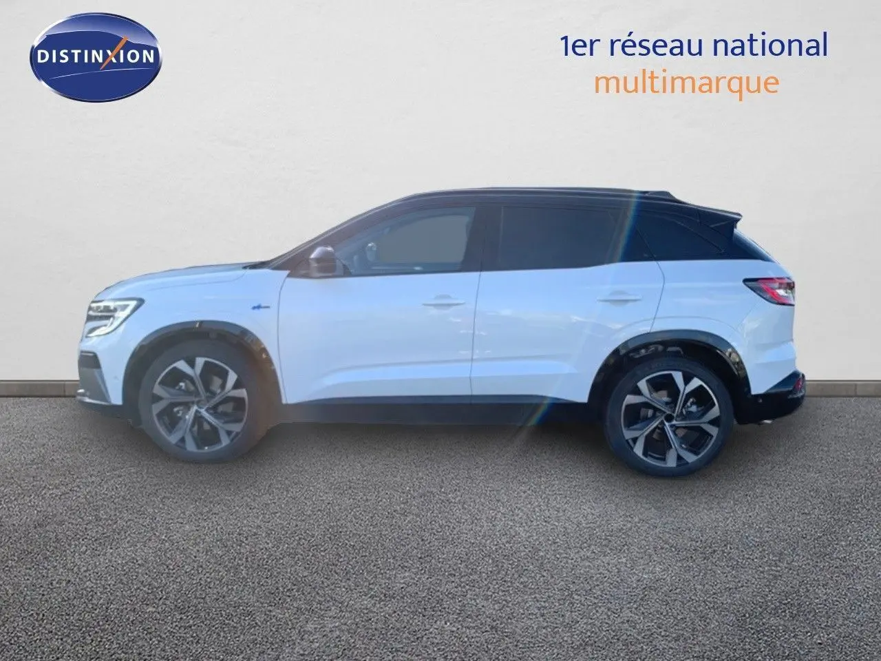 Profil latéral gauche du Renault Austral blanc métal avec toit noir, roues alliage et lignes modernes, version hybride 2024.