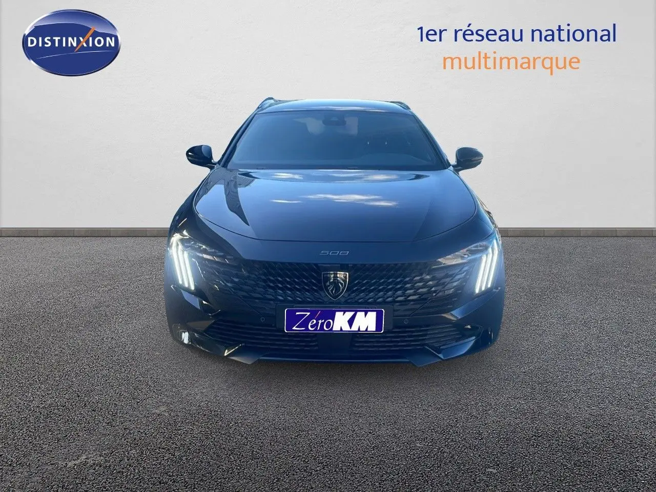 Vue frontale d'une Peugeot 508 SW noire Perla Metal avec phares LED allumés et calandre distinctive.