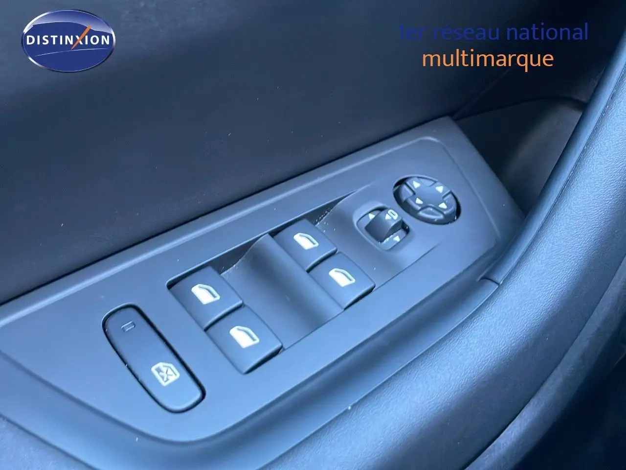 Gros plan sur les commandes des vitres électriques côté gauche de la Peugeot 508 SW noire Perla Metal 2024.