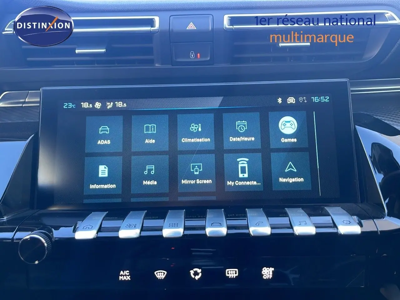 Tablette tactile centrale du tableau de bord de la Peugeot 508 SW 2024, avec commandes climatisation et multimédia visibles.