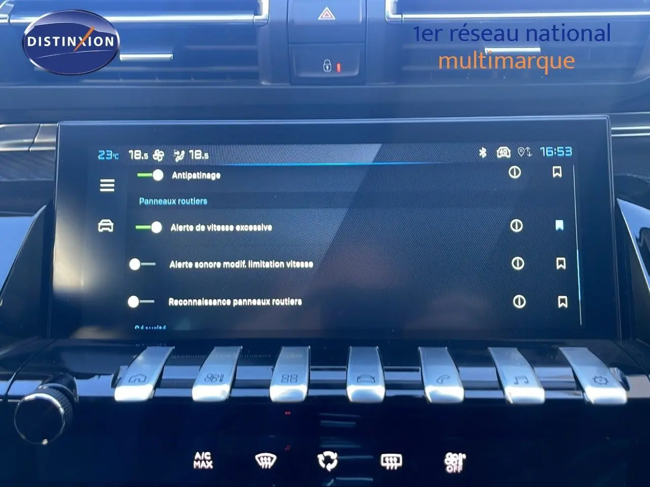 Tableau de bord de Peugeot 508 SW 2024 avec écran tactile affichant les réglages d'assistance à la conduite.