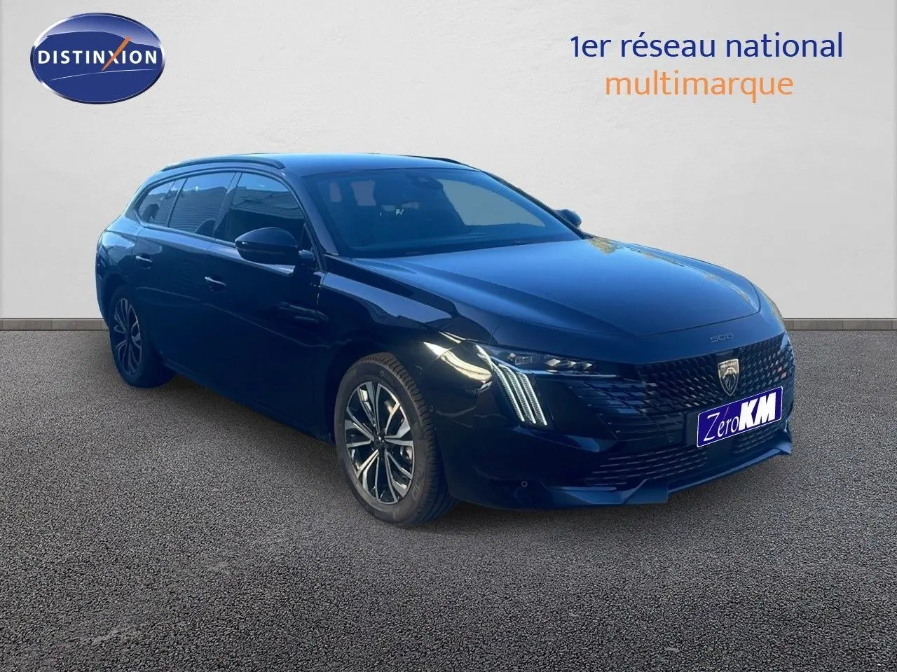 Peugeot 508 SW noir perla metal vue 3/4 avant droit, avec feux LED et jantes alliage bicolores.