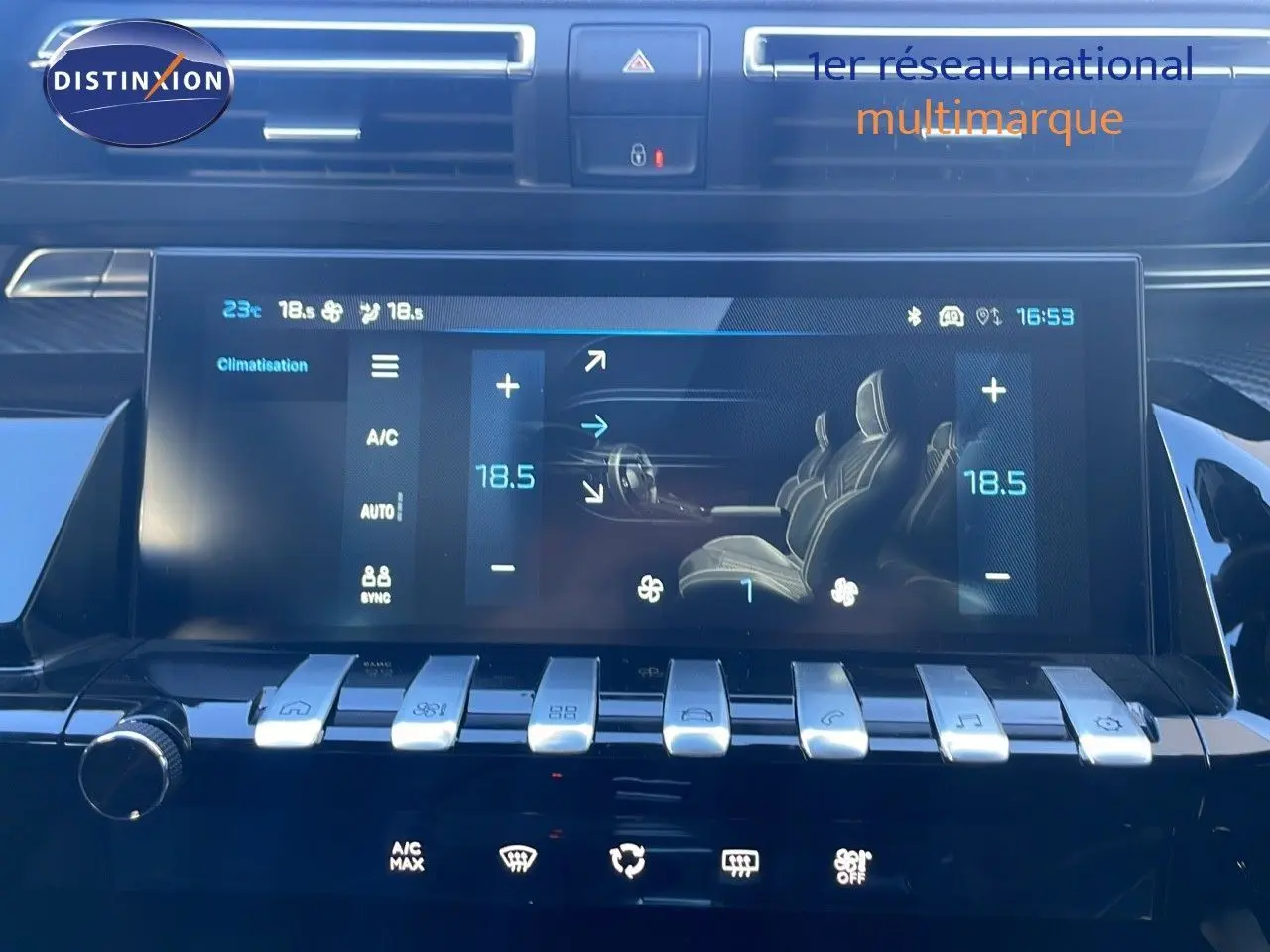 Écran tactile central de la Peugeot 508 SW noir perla metal, affichant la climatisation avec réglages à 18,5°C.